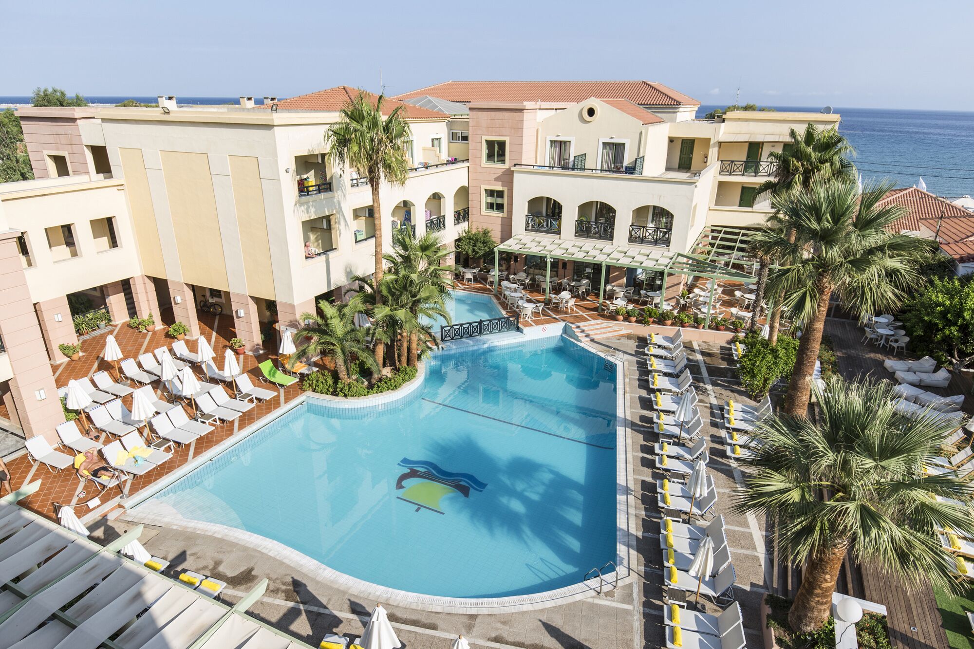 2 من حمّامات السباحة الخارجية، مظلات على حمّام السباحة، مقاعد للتشمس