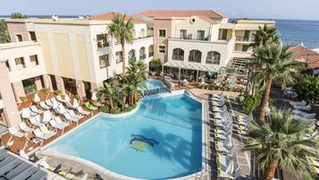 2 من حمّامات السباحة الخارجية، مظلات على حمّام السباحة، مقاعد للتشمس