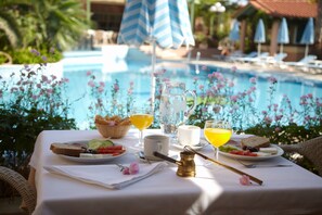 Free daily full breakfast 