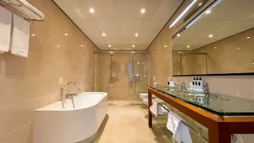 Executive Suite | Badkamer | Een haardroger, handdoeken, zeep, shampoo