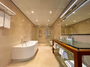 Executive Suite | Salle de bain | Séchoir à cheveux, serviettes fournies, savon, shampooing