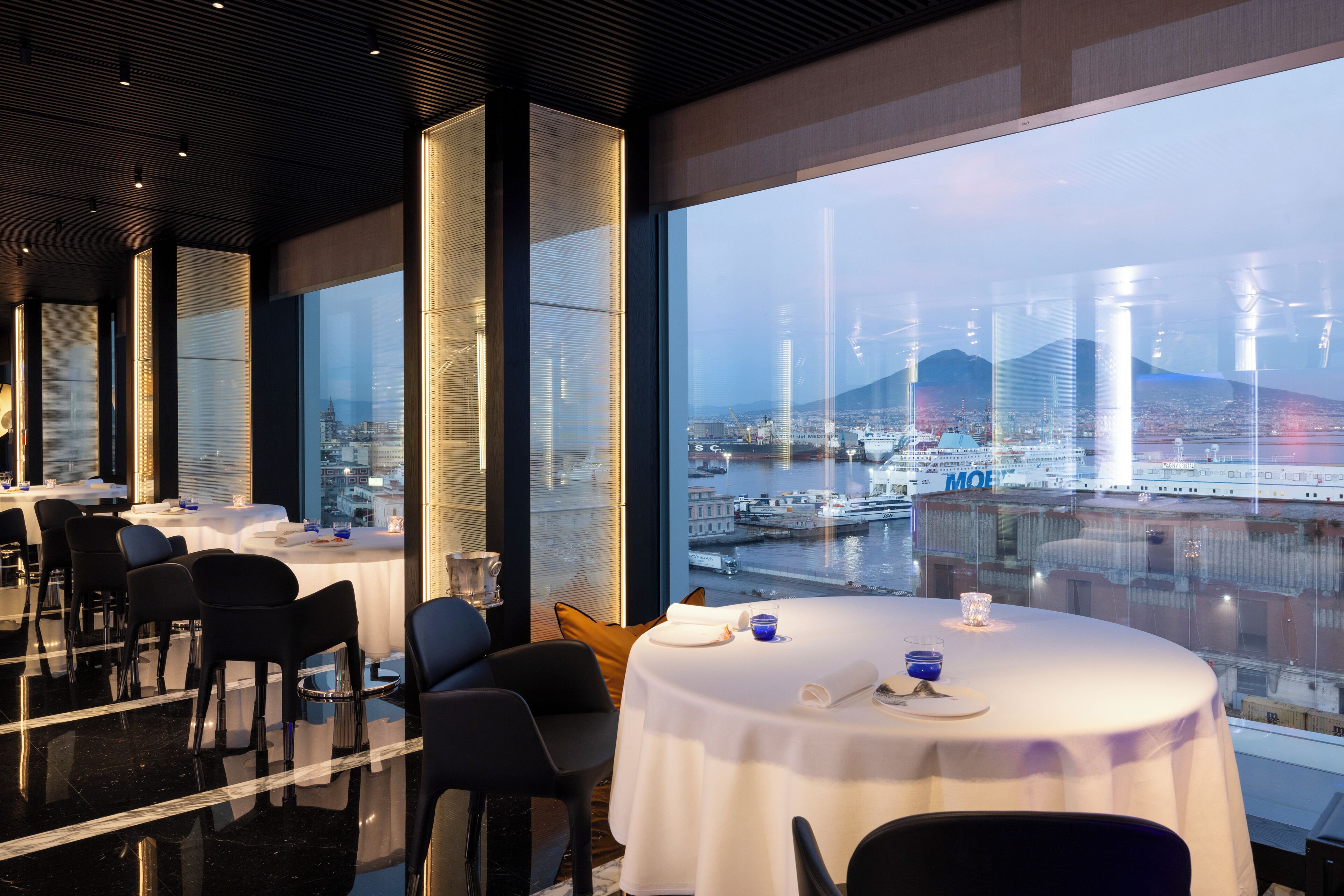 3 restaurants, lunch served