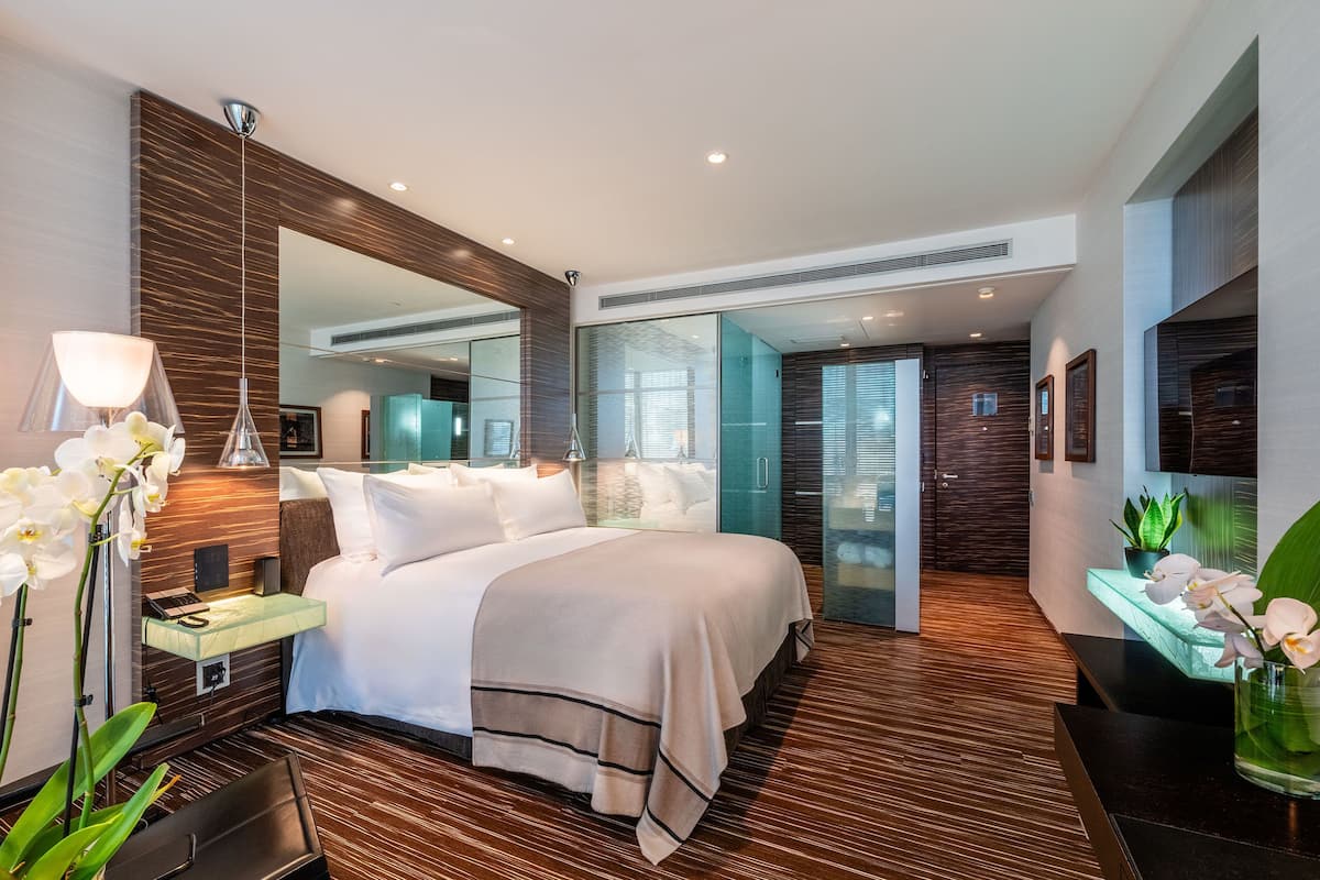 Deluxe Room (Front) | 2 bedrooms, premium bedding, minibar, in-room safe