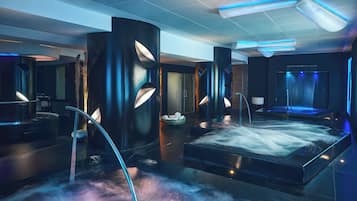 Een moderne spa met vloerverwarming, een sauna en een massagetafel.