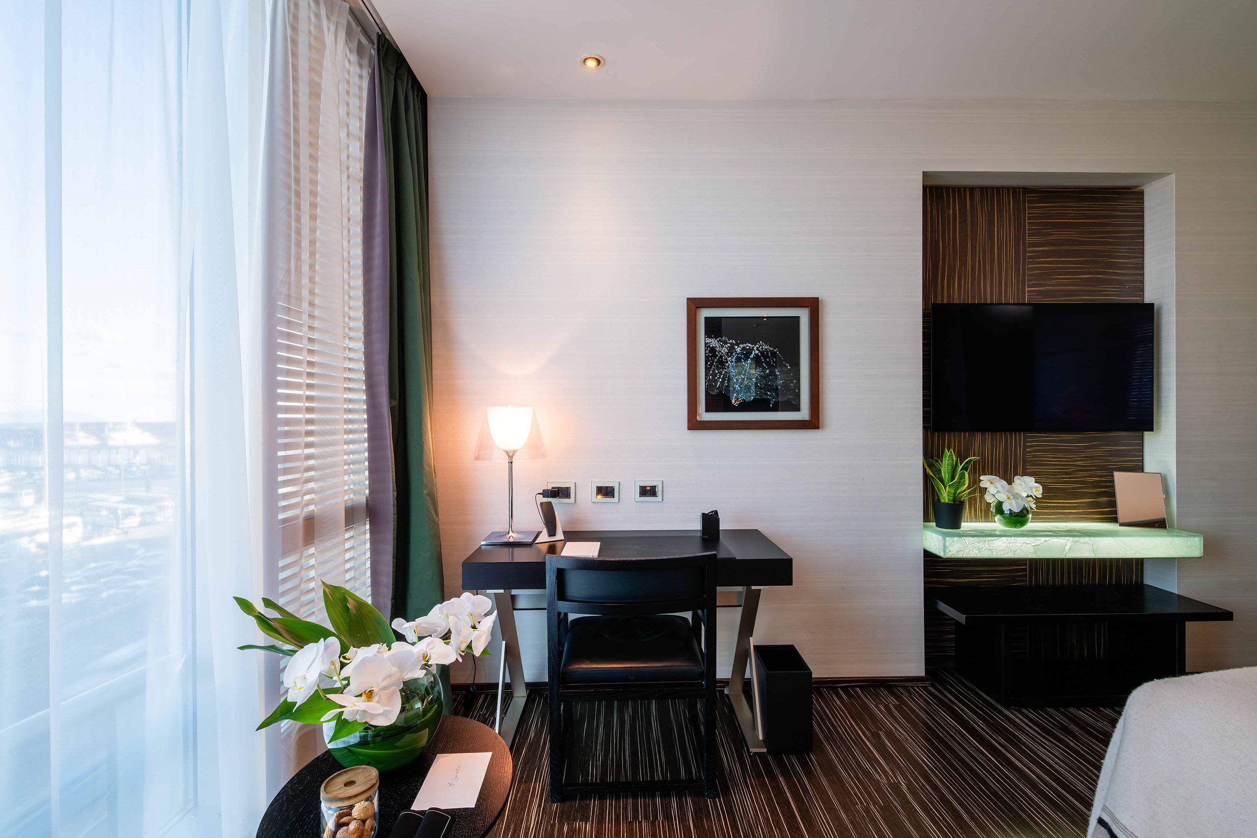 deluxe room, harbour view | 2 bedrooms, premium bedding, minibar, in-room safe