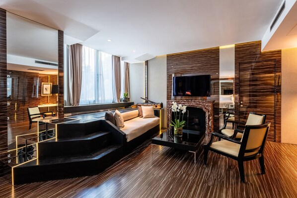 A modern living room with a sofa, a coffee table, and a fireplace. - ROMEO Napoli (Naples)