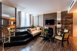 Een moderne woonkamer met een bank, een salontafel en een open haard.