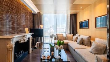 Grand Suite Harbour View | Woonruimte | Een 43-inch ledtelevisie met digitale zenders en een televisie