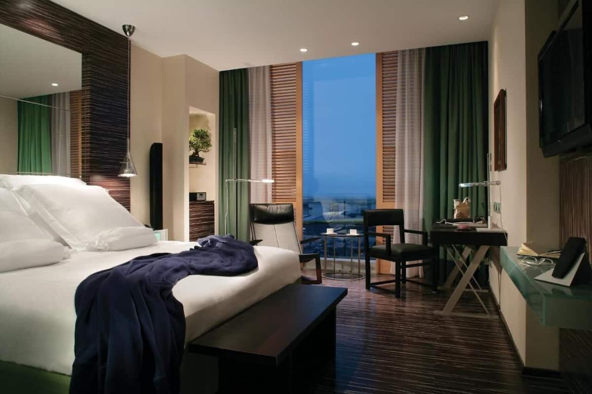 Premium bedding, minibar, in-room safe, desk