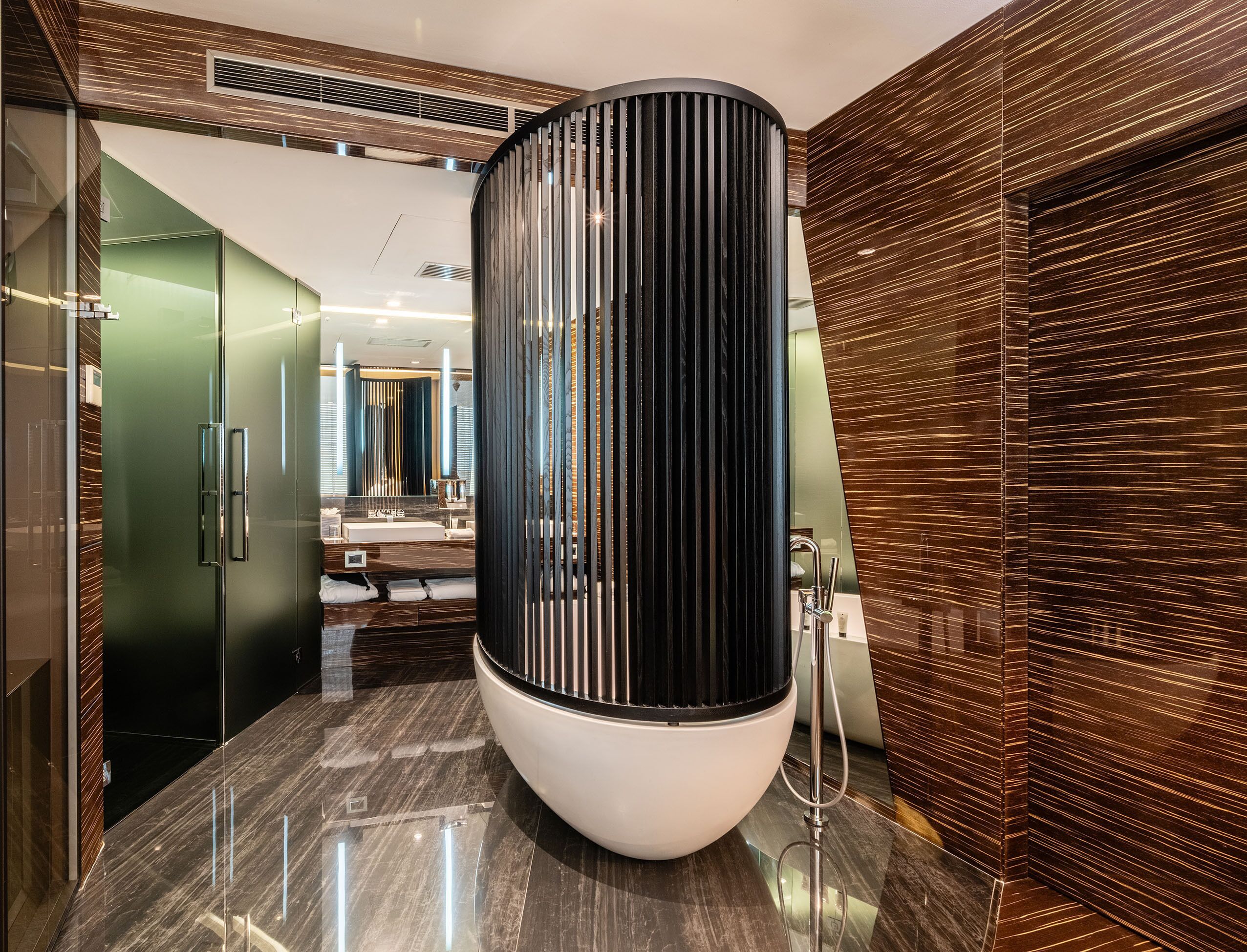 Suite | Salle de bain | Articles de toilette griffés, séchoir à cheveux, peignoirs, pantoufles