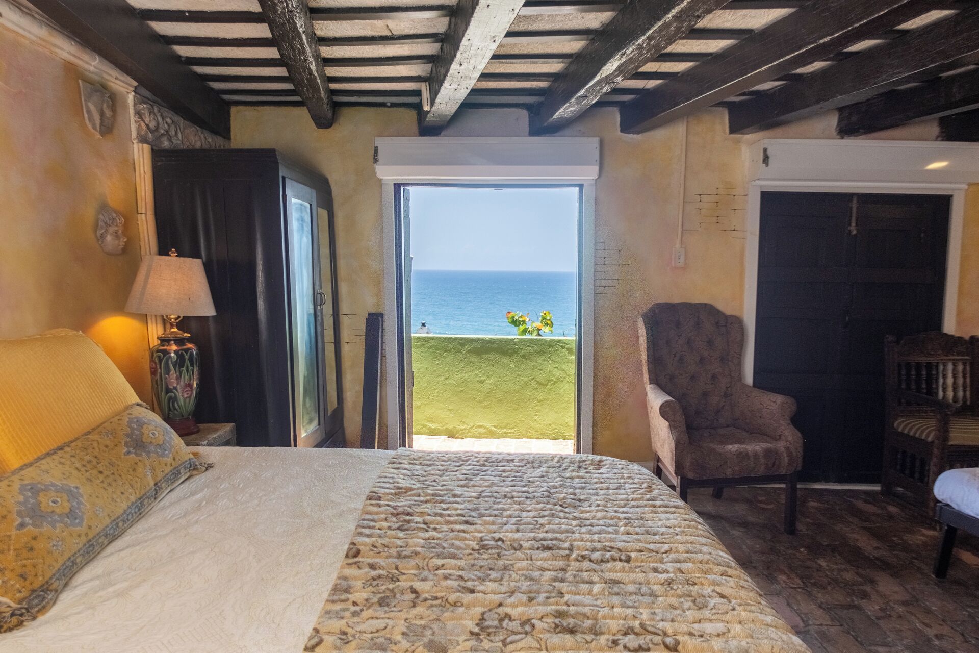 Camas Tempur-Pedic, decoración personalizada y muebles diferentes 