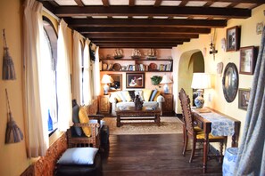 Superior Suite | Living room - The Gallery Inn (San Juan)