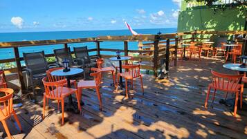 3 restaurants, breakfast served