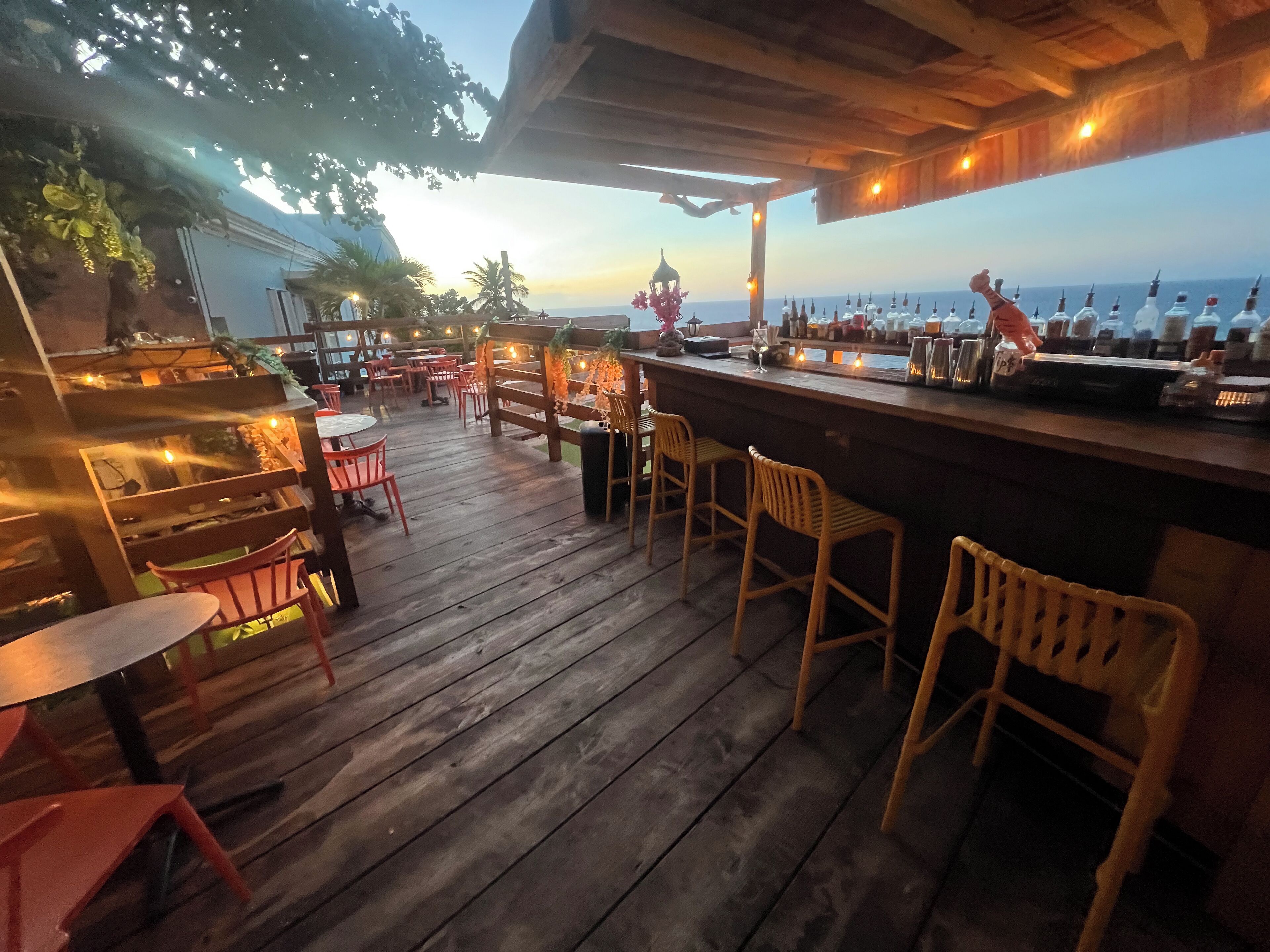 3 bars/lounges, rooftop bar, piano bar