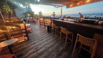 3 bars/lounges, rooftop bar, piano bar