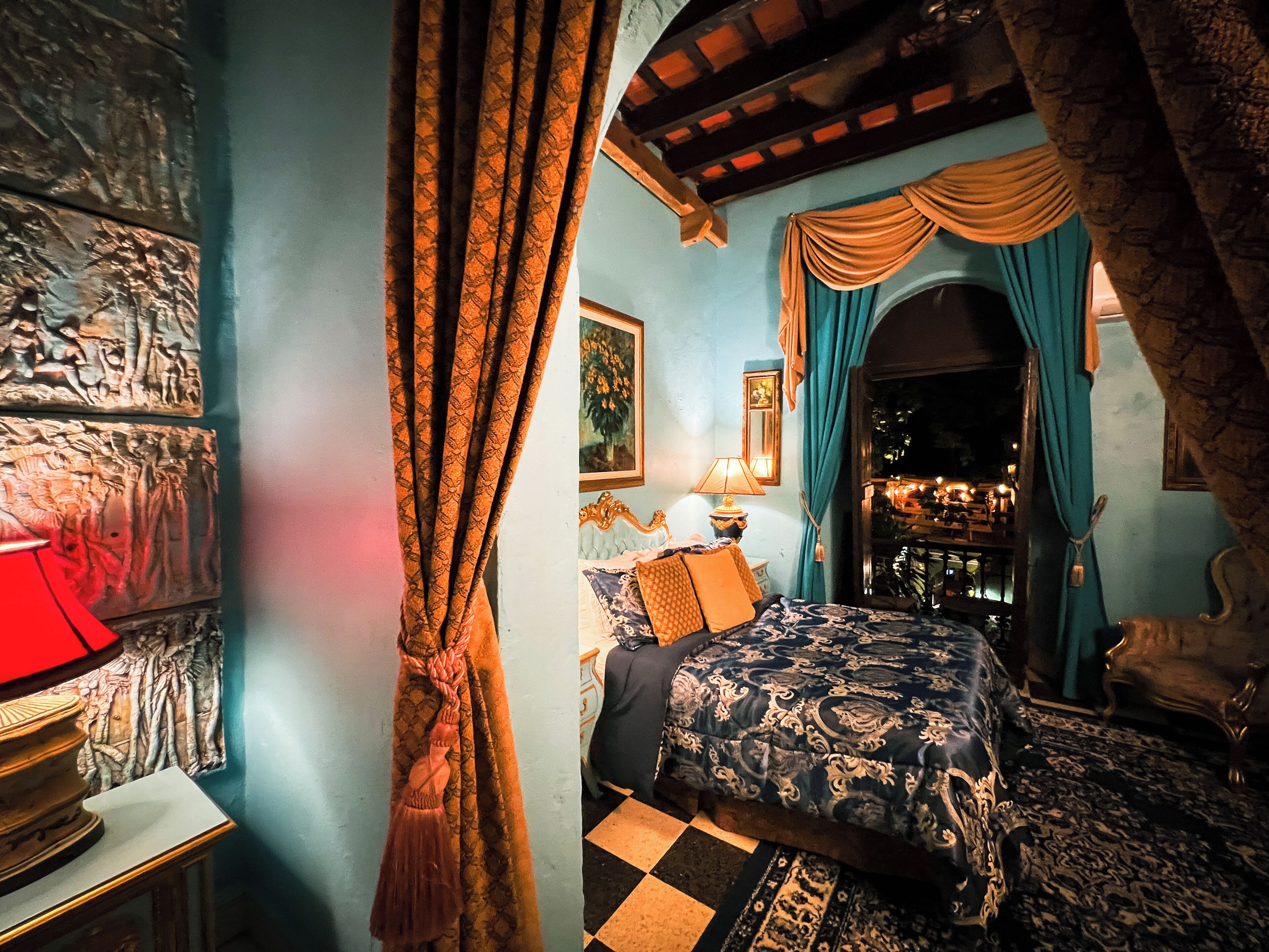 Deluxe Suite | Tempur-Pedic beds, individually decorated, individually furnished, desk