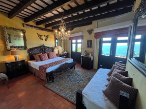 Tempur-Pedic beds, individually decorated, individually furnished, desk - The Gallery Inn (San Juan)