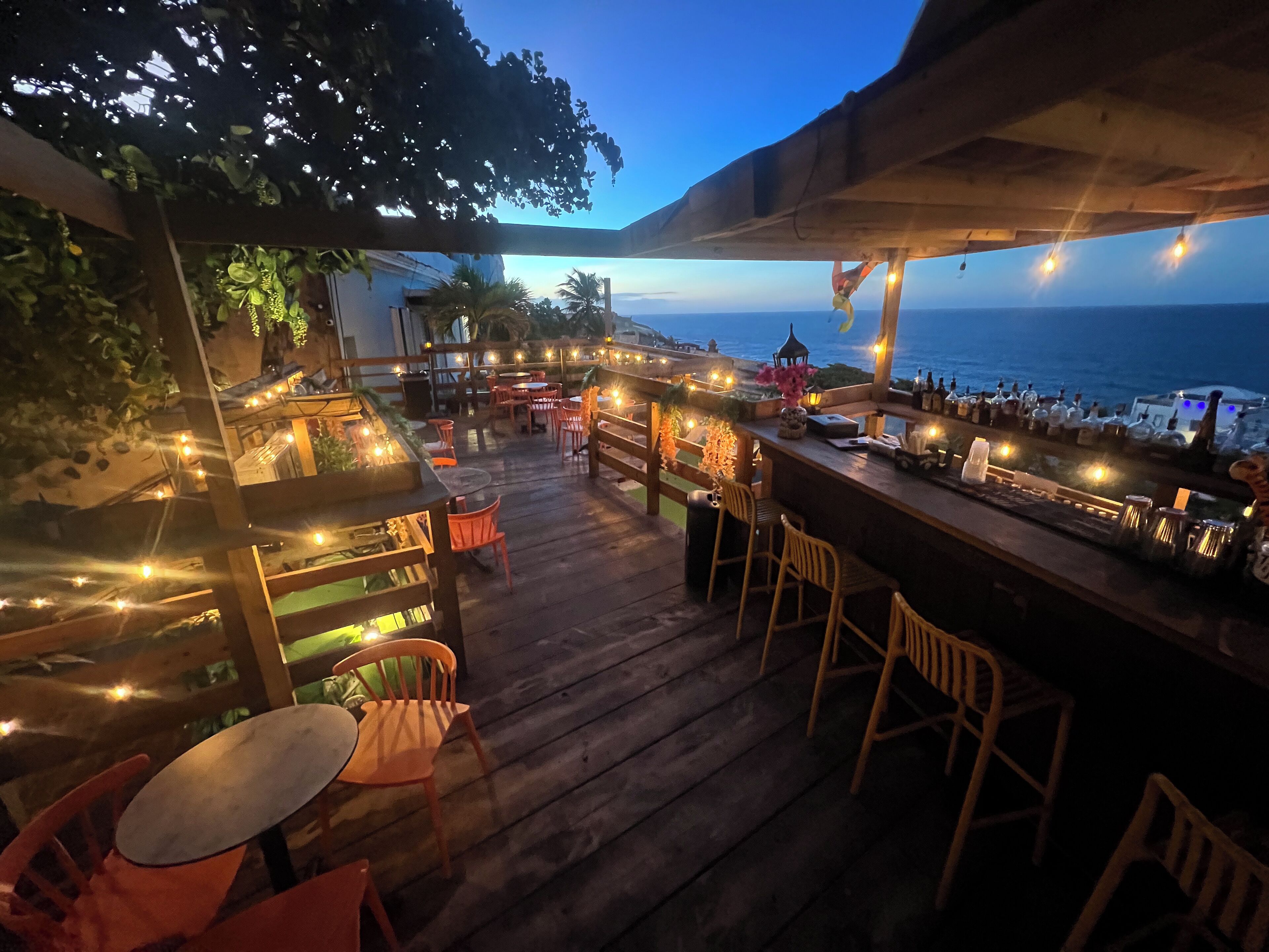 3 か所のバー / ラウンジ、屋上バー、ピアノバー