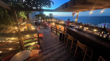 3 bars/lounges, bar met dakterras, pianobar