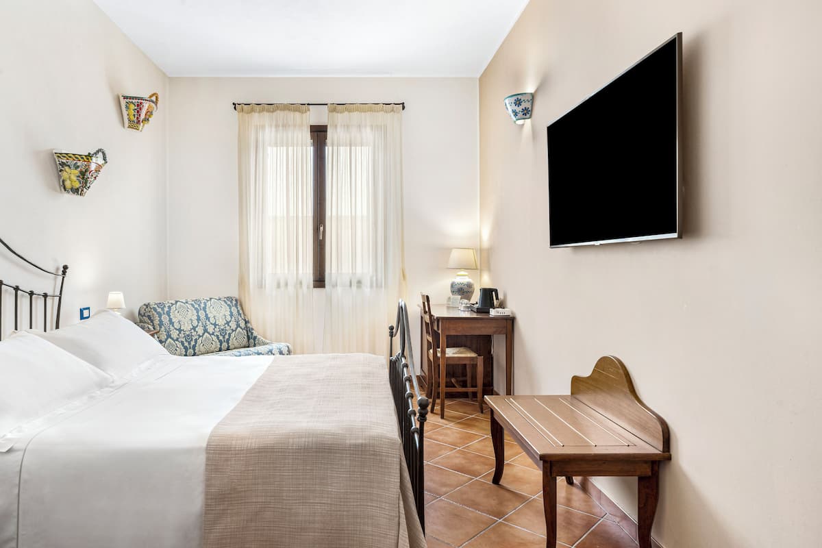 Minibar, in-room safe, desk, soundproofing