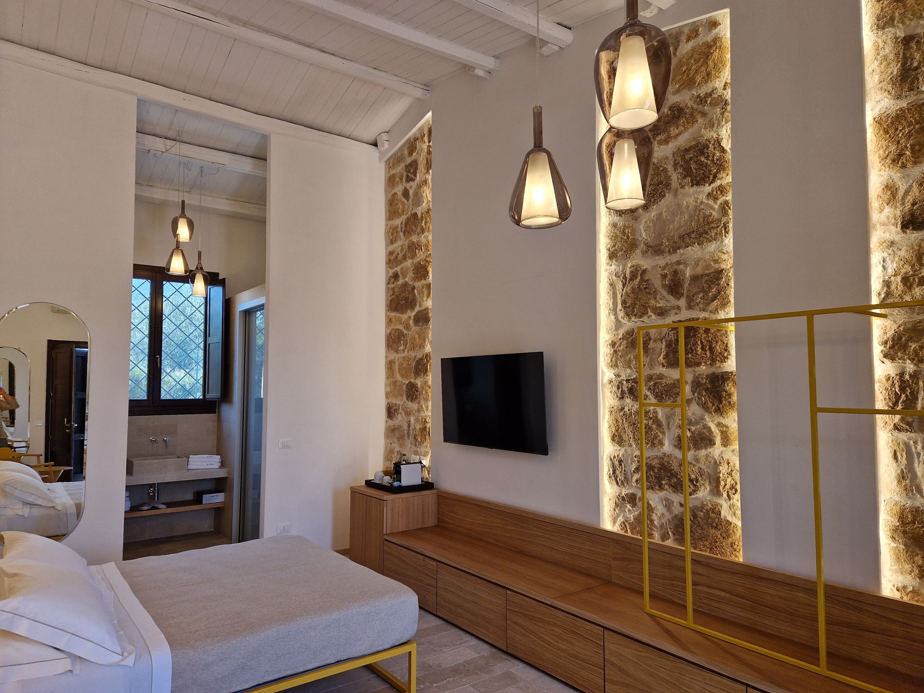 deluxe room (tellaro) | minibar, in-room safe, desk, soundproofing