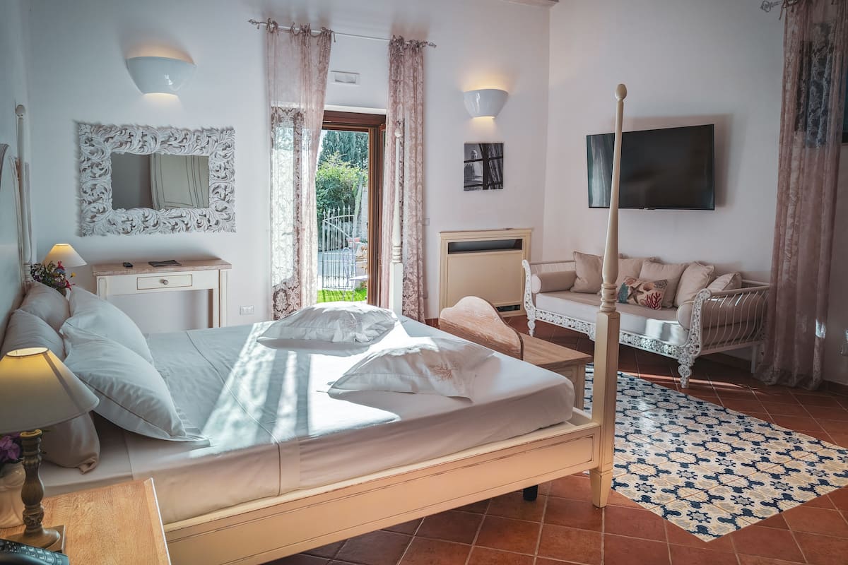 Suite | Een minibar, een kluis op de kamer, een bureau, geluiddichte muren