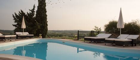 Utomhuspool och solstolar