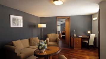 Suite junior, 1 habitación, balcón, vistas parciales al mar | Zona de estar | Una televisión LED, películas de pago