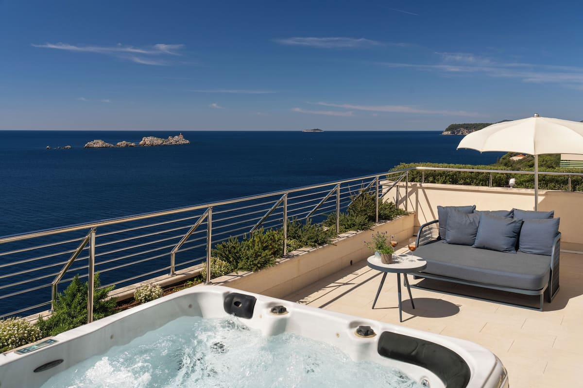 Suíte luxo, 1 quarto, sacada, vista para o mar | Terraço/pátio
