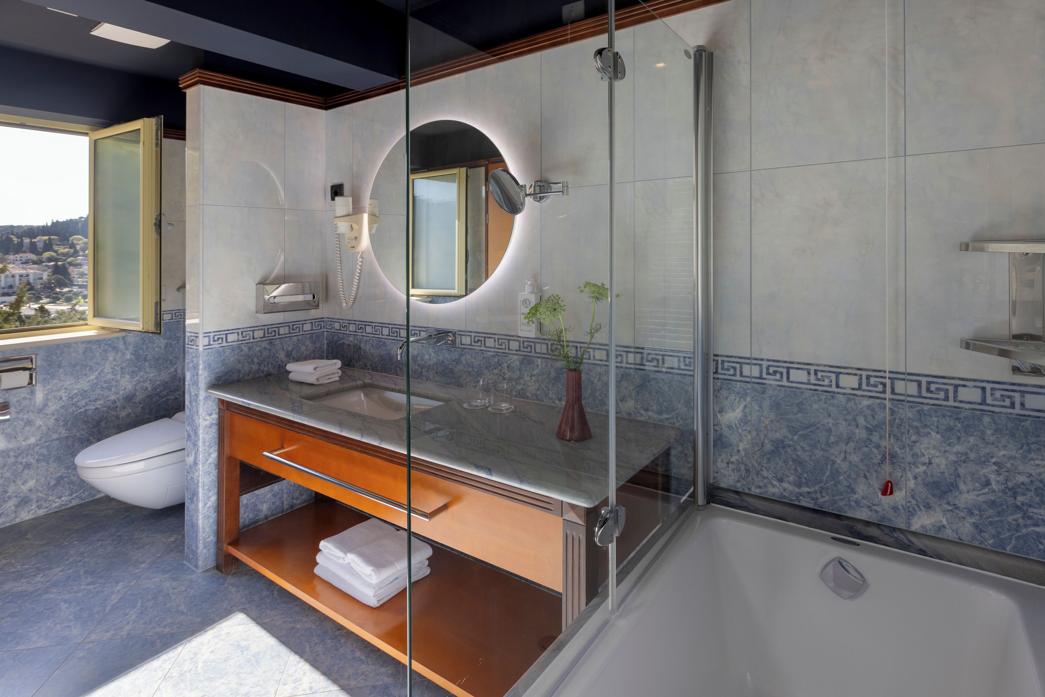 Suite Deluxe, 1 habitación, balcón, vistas al mar | Baño | Cabezal de ducha tipo lluvia, zapatillas y toallas