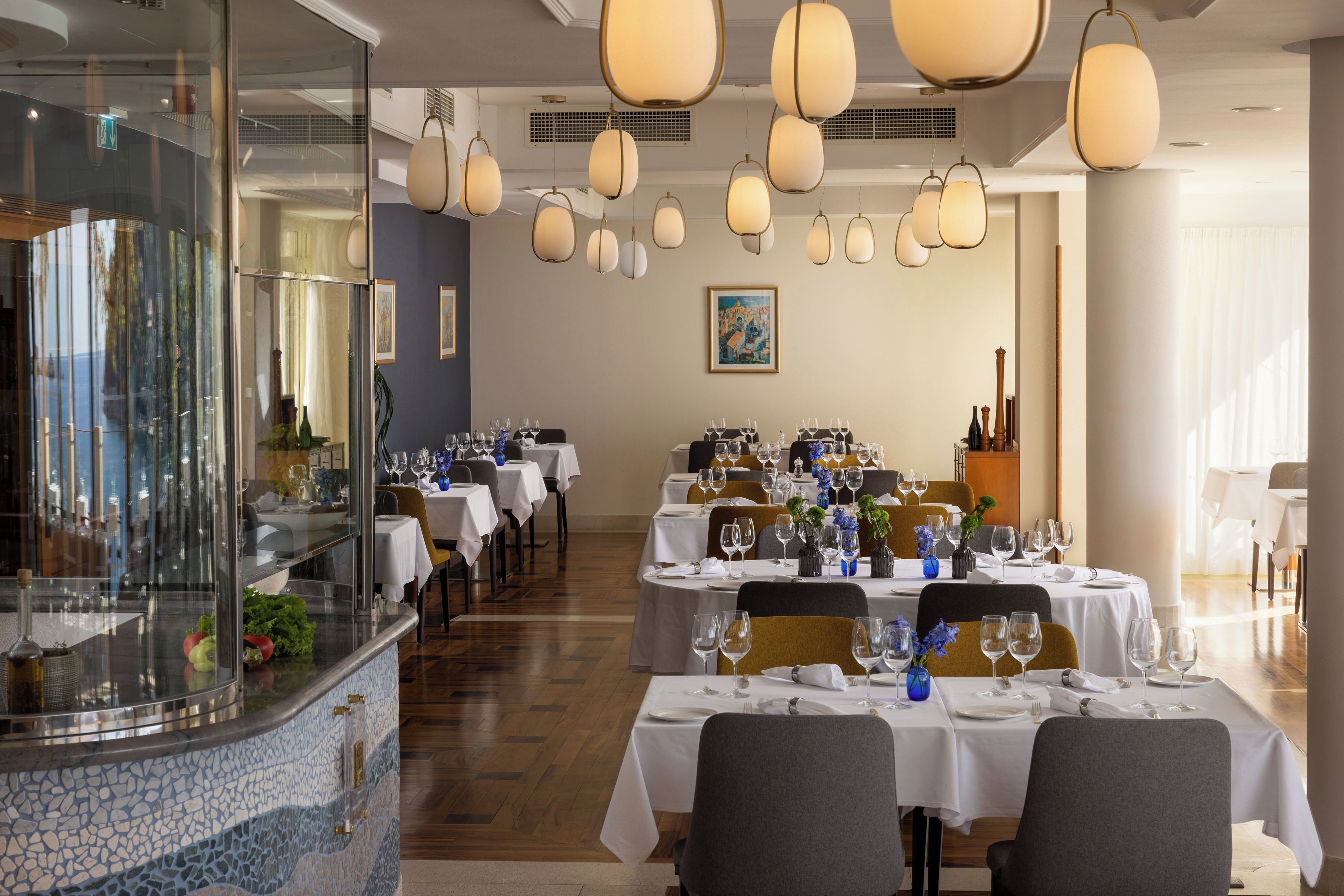 2 restaurants; breakfast, lunch and dinner served 