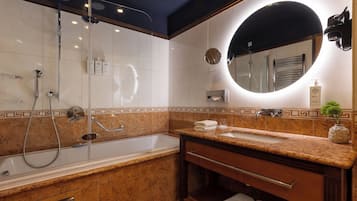 Un baño moderno con bañera, lavamanos y tocador.
