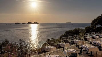 2 restaurantes; se sirve desayuno, almuerzo y cena