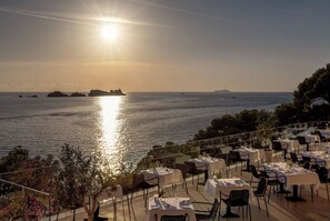 2 restaurants; breakfast, lunch, and dinner served - Hotel More (Dubrovnik)