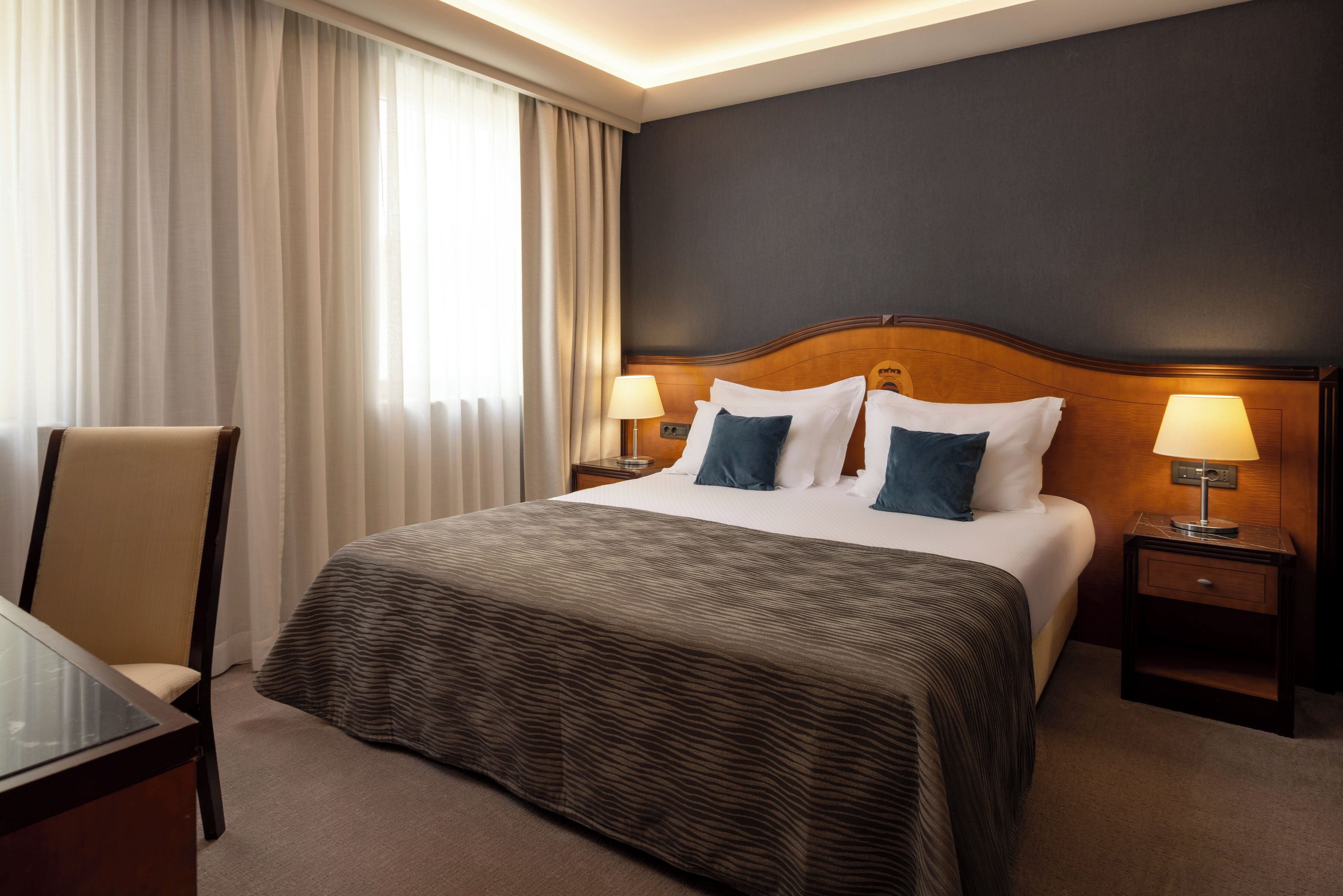 Junior Suite, 1 Bedroom, Balcony, Partial Sea View | Hypo-allergenic bedding, minibar, in-room safe, desk