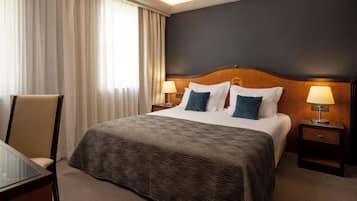 Junior Suite, 1 Bedroom, Balcony, Partial Sea View | Hypo-allergenic bedding, minibar, in-room safe, desk