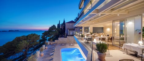 Außenpool (je nach Saison geöffnet), Sonnenschirme, Liegestühle