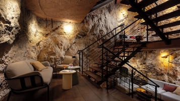 2 bares, bar de cocktails, salón en el lobby