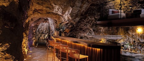 2 bars/lounges, cocktailbar, lobbylounge