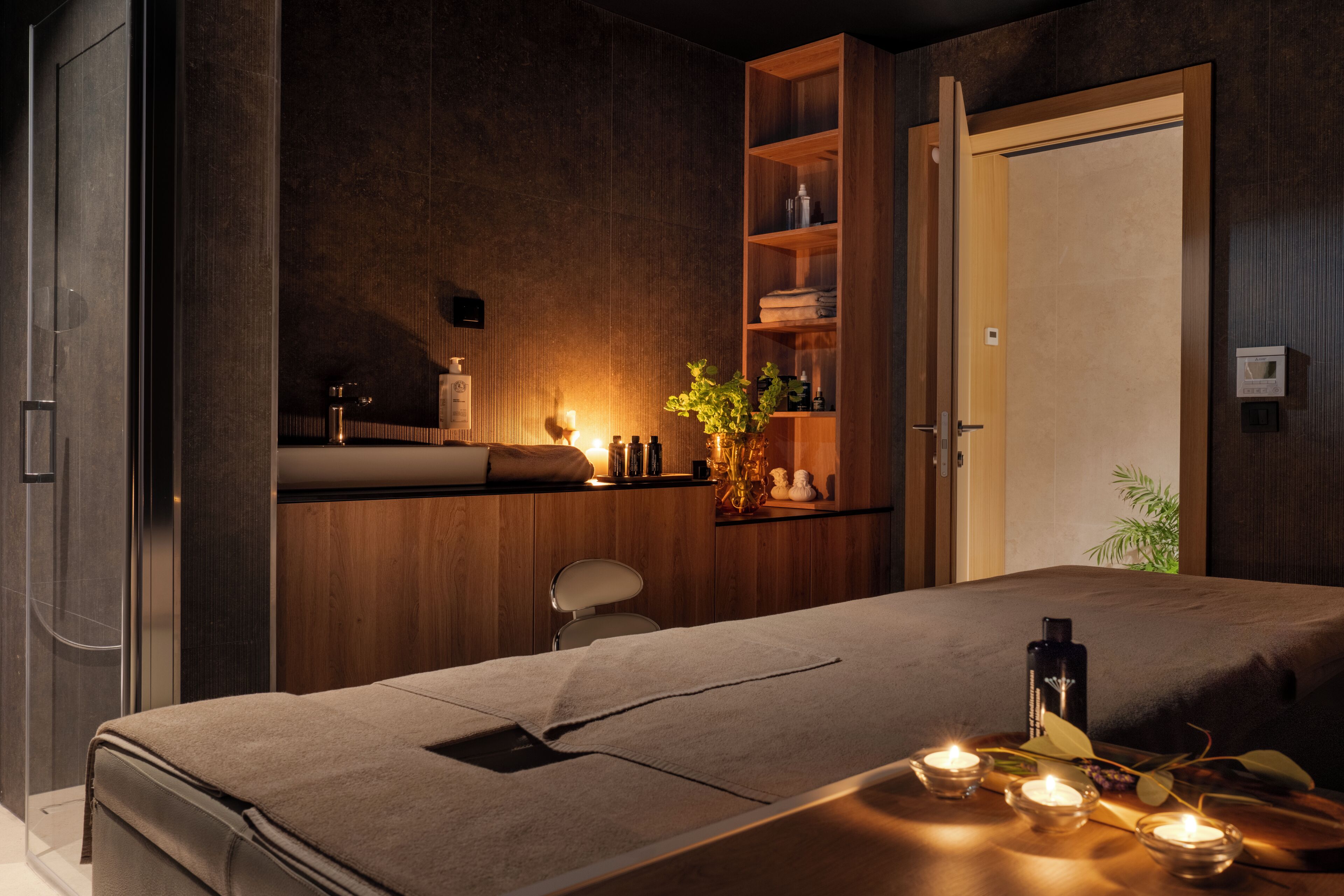 Couples treatment rooms, sauna, body treatments, aromatherapy