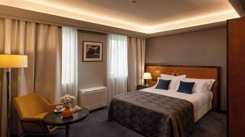 Hypo-allergenic bedding, minibar, in-room safe, desk