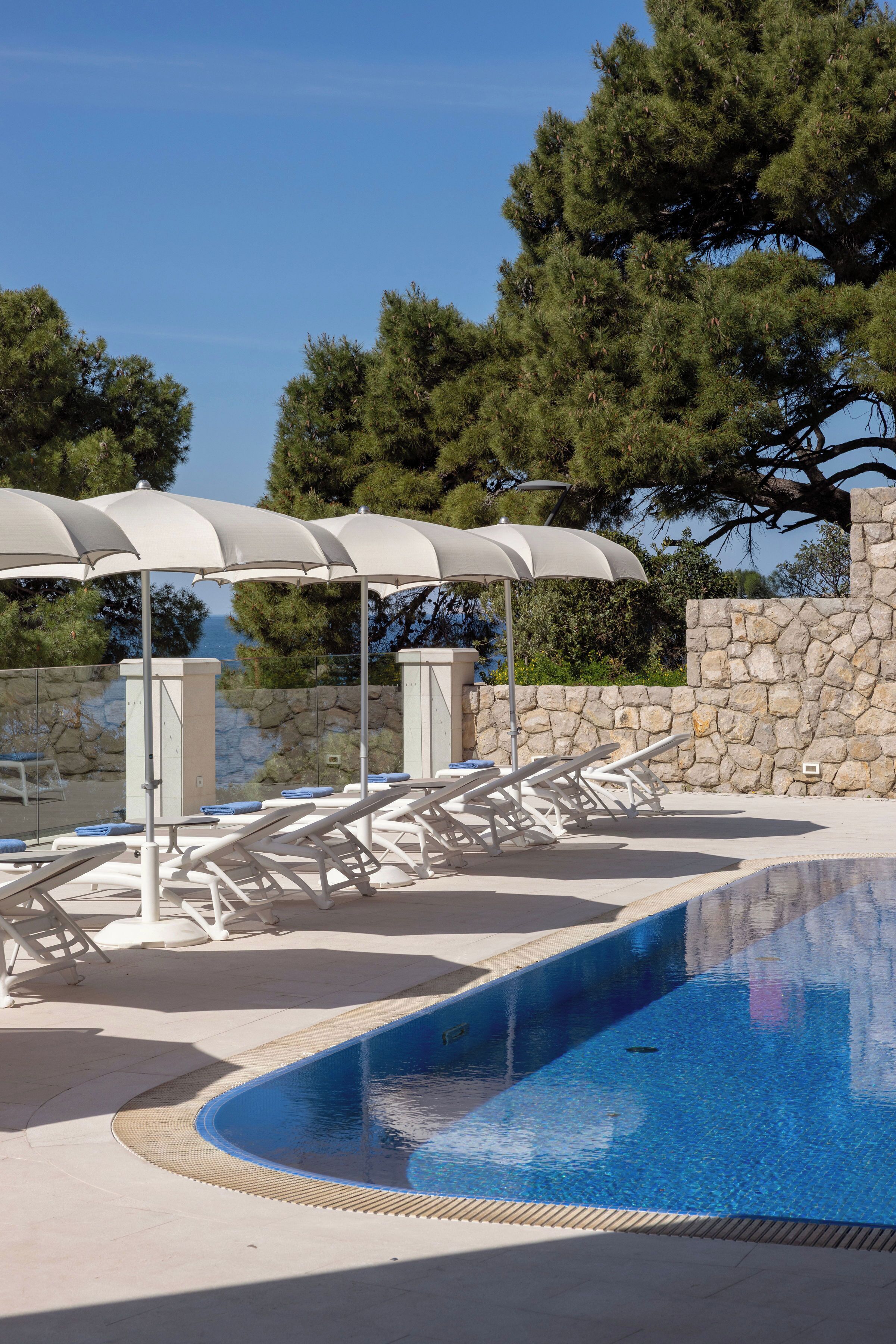 Una piscina al aire libre de temporada (de 08:00 a 20:00), sombrillas
