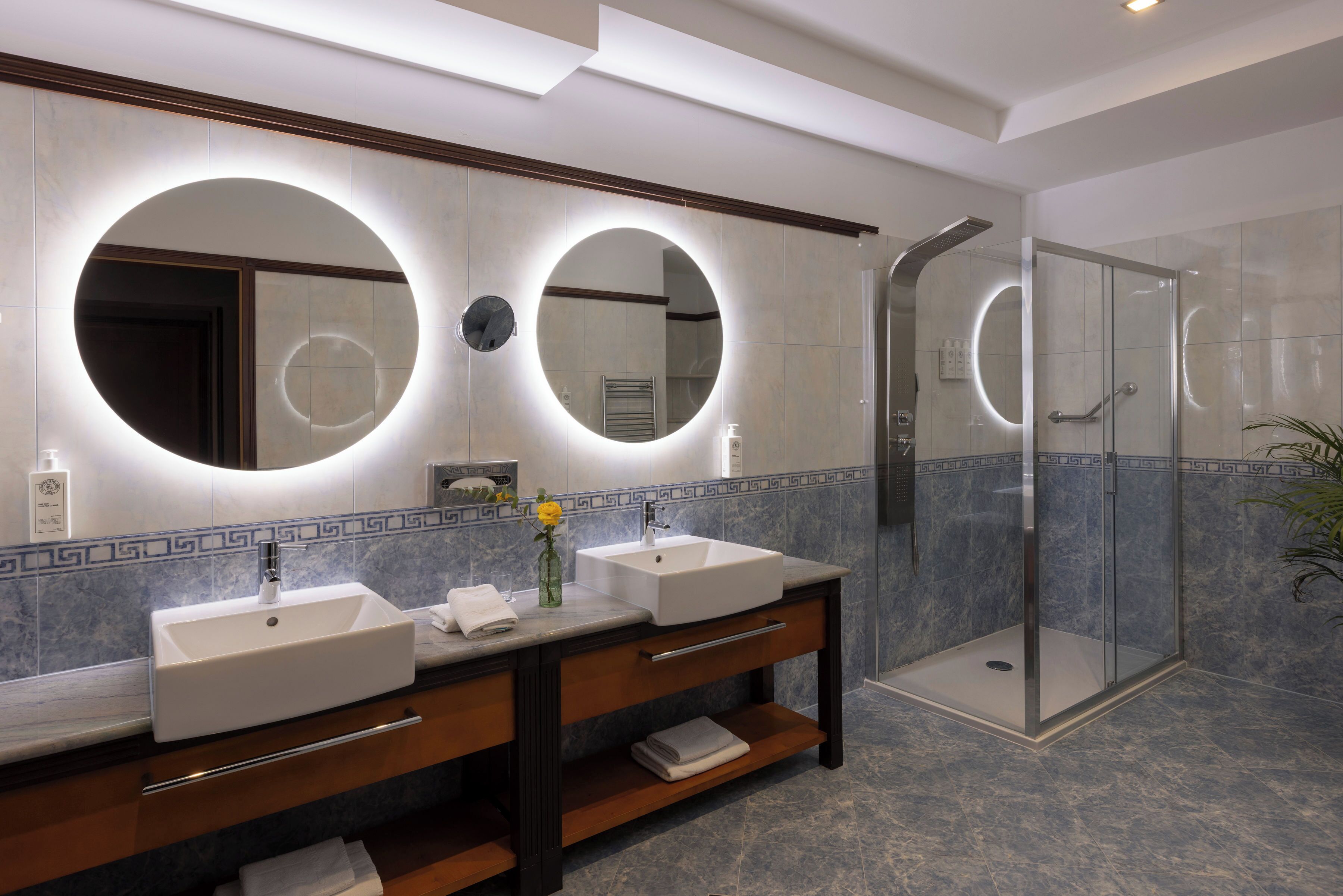 Suite ejecutiva, Terraza, vista al mar | Baño | Regadera tipo lluvia, pantuflas, toallas 