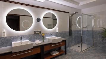 Suite ejecutiva, Terraza, vista al mar | Baño | Regadera tipo lluvia, pantuflas, toallas