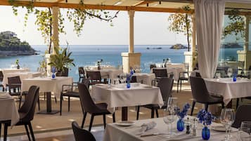 2 restaurants; breakfast, lunch, and dinner served