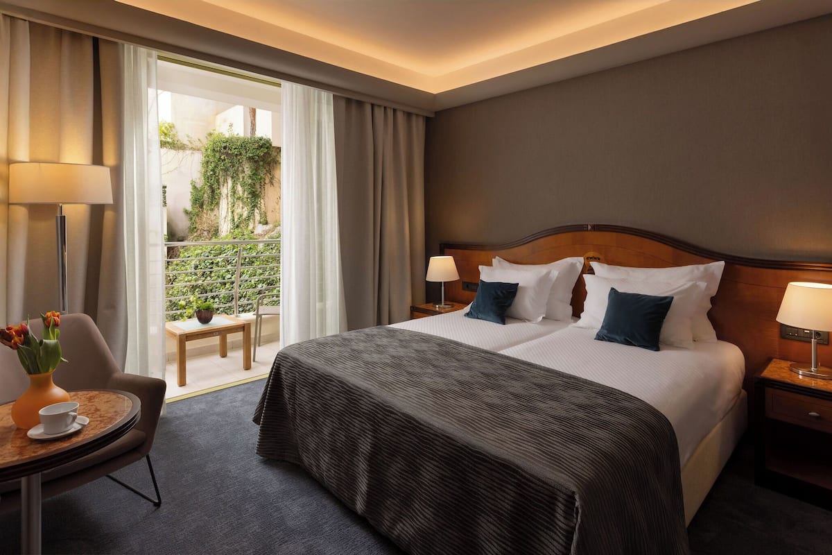Quarto casal ou duplo clássico, sacada | Roupas de cama antialérgicas, frigobar, cofres nos quartos, escrivaninha