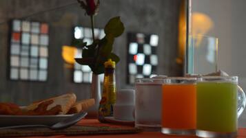 Desayuno buffet diario (THB 280 por persona)