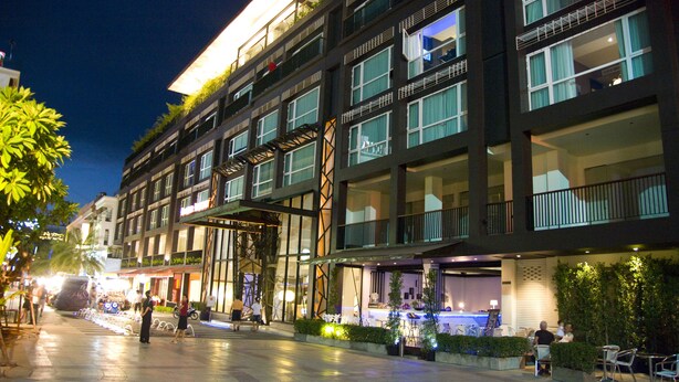 Un hotel de varios pisos con balcones, ventanas amplias y zonas de estar al aire libre.