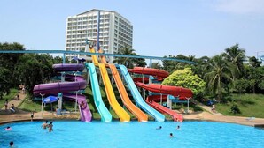 Un parque acuático con múltiples toboganes de agua coloridos y una piscina.