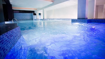 Piscine couverte, chaises longues